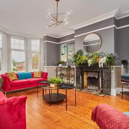 Escape - 7br, Hot Tub & Parking