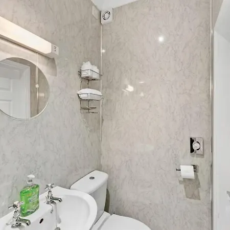 Сasa de vacaciones Escape - 7br, Hot Tub & Parking