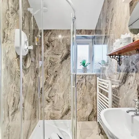 Holiday home Escape - 7br, Hot Tub & Parking *