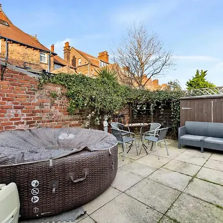 Escape - 7br, Hot Tub & Parking *