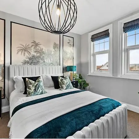 Escape - 7br, Hot Tub & Parking